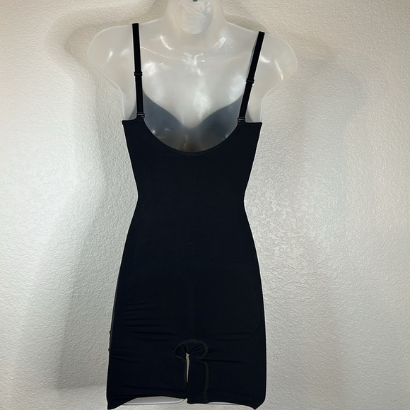SKIMS Seamless Sculpt Black LOW BACK MID THIGH BODYSUIT Size Medium NWOT - Picture 7 of 13